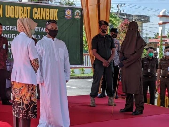 Dukun Pelaku Cabul Emak-emak di Aceh Utara Dihukum Dicambuk