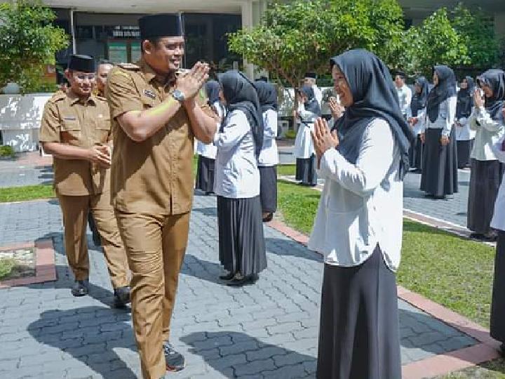 Bobby Nasution Lantik dan Serahkan SK Pengangkatan 1.051 PPPK