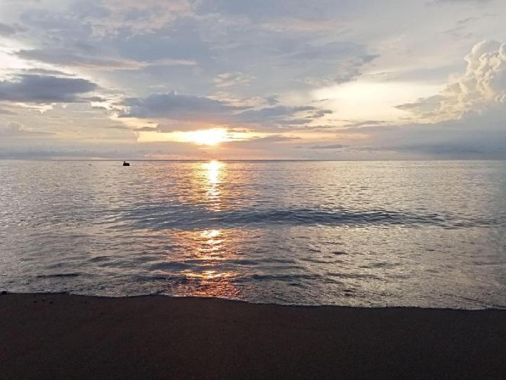 Berdansa dengan Sunset Pantai Lapasi Halmahera Barat