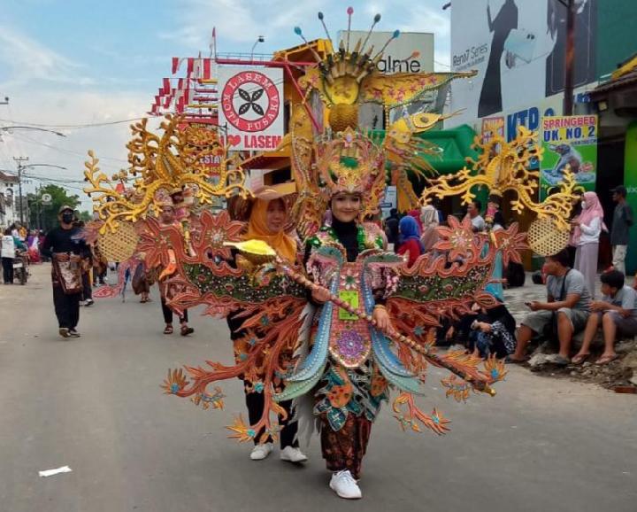 Kirab Batik Tulis Ramaikan Hari Jadi Lasem