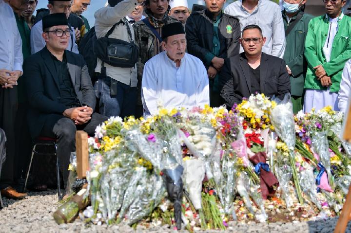 Habib Muhammad Luthfi bin Yahya Berziarah ke Makam Eril