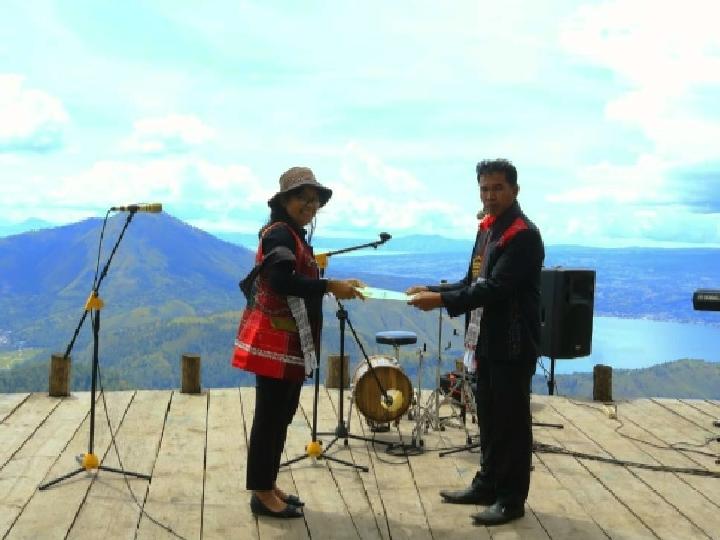 Objek Wisata Togaraja, Menatap Danau Toba dari Puncak Partungko Naginjang