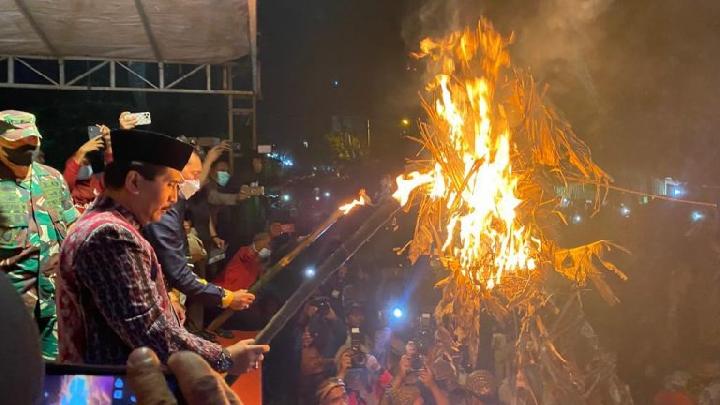 Dua Tahun Terhenti, Festival Perang Obor Berkobar Kembali Digelar