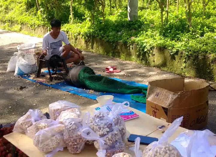 Cerita Sahrul, Pedagang Makanan Khas Sulbar di Tepi Jalan Mamuju