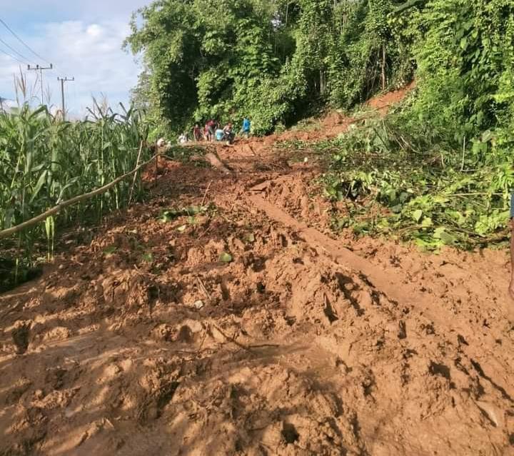 Sempat Tertutup Tanah Longsor, Kini Jalan di Mamuju Kembali Dilintasi Roda Empat