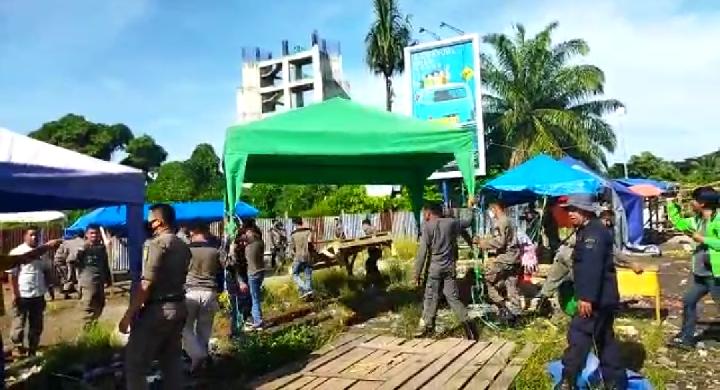 Satpol PP Tertibkan Lapak Pedagang Durian di Mamuju, Sulawesi Barat