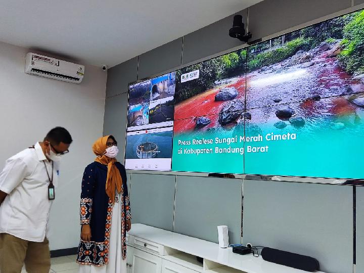 DLH Jabar Pastikan Cemaran Merah Sungai Cimeta Tak Berbahaya