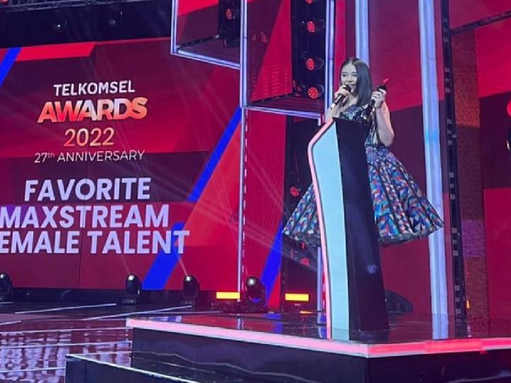 Anneth Delliecia Raih Penghargaan Telkomsel Awards 2022