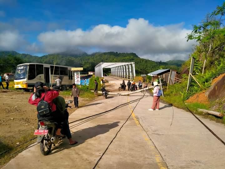 Akibat Angin Kencang, Tiang Listrik di Mambi Mamasa Tumbang