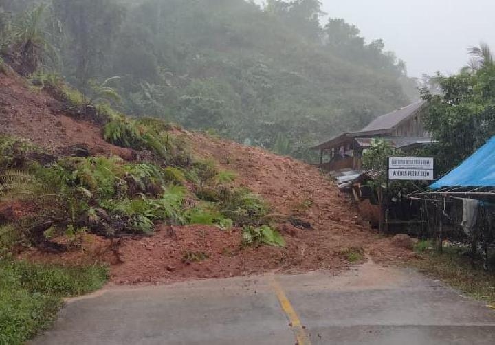 Longsor Tutup Poros Mamasa-Mamuju, Satu Rumah Warga Nyaris Tertimbun