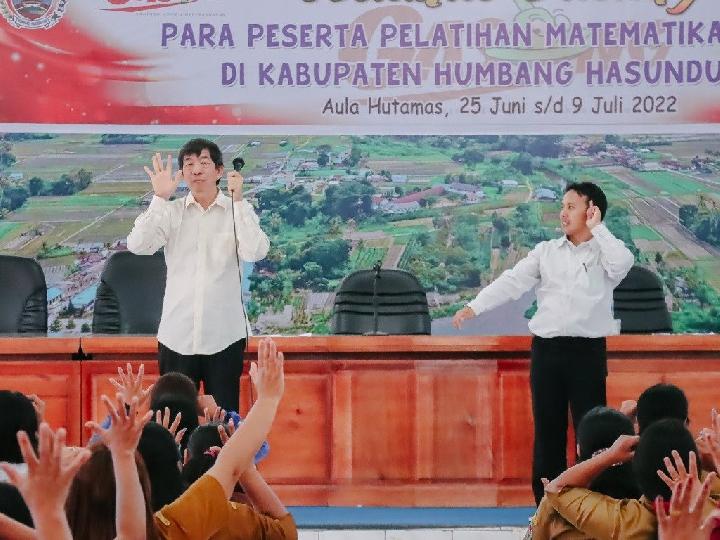 Yohanes Surya Ajarkan Matematika Gasing Terhadap 900 Anak dan 300 Guru di Humbahas