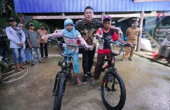 Dua Anak di Bone yang Berjalan Kaki Sejauh 7 Kilometer ke Sekolah Dihadiahi Sepeda