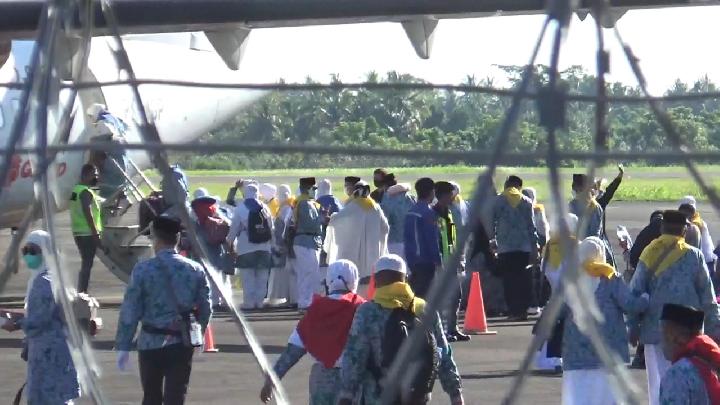 Jemaah Calon Haji asal Mamuju Berangkat ke Makassar Gunakan Wings Air