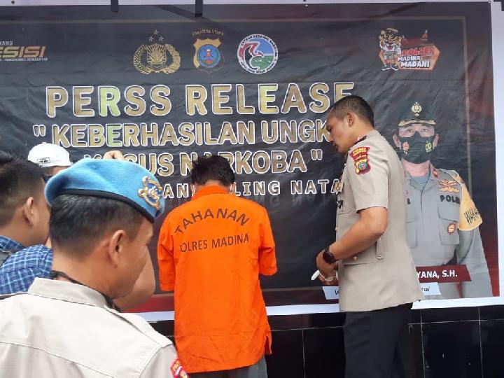 Bawa 7 Bal Ganja Naik Motor, Warga Madina Sumut Ini Ditangkap Polisi