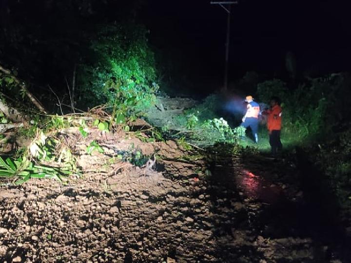 Jalan Poros Mamasa-Mamuju Tertutup Material Tanah Longsor