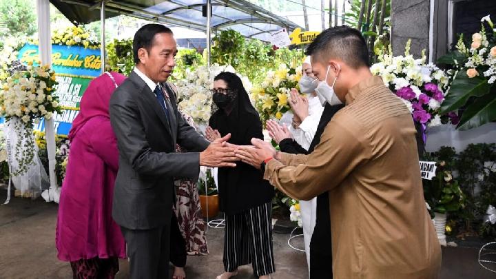 Presiden Jokowi dan Ibu Iriana Takziah ke Kediaman Tjahjo Kumolo