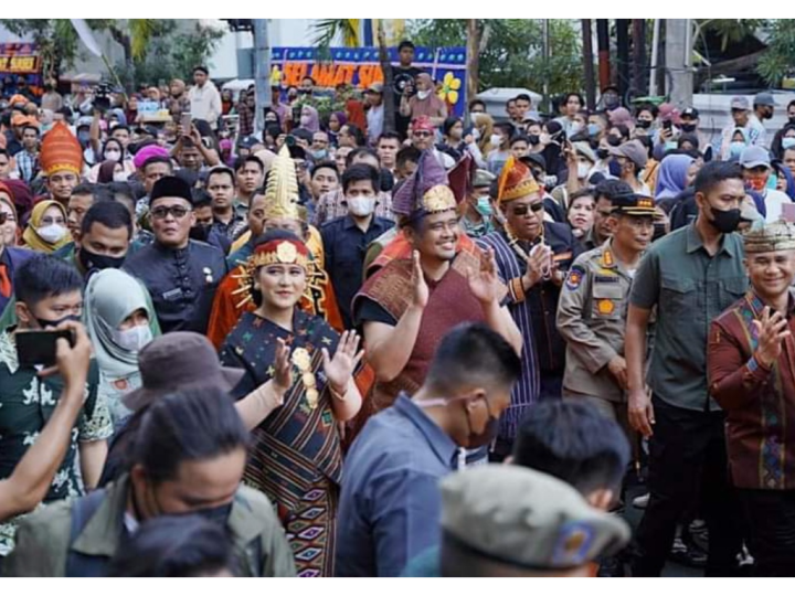 Kenakan Pakaian Adat Batak, Bobby dan Kahiyang Ayu Jadi Pusat Perhatian