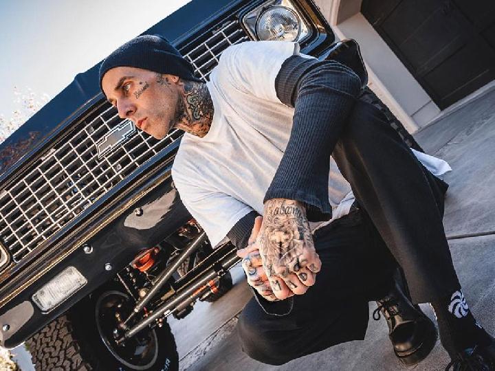 Travis Barker Beberkan Kondisi Kesehatan Usai Dilarikan ke Rumah Sakit