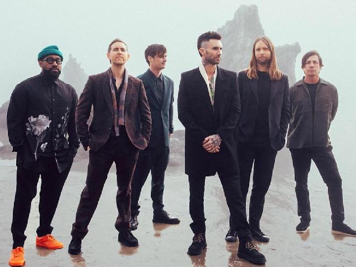 Usai Skandal Selingkuh, Adam Levine Rilis Single Duet Bareng Maluma