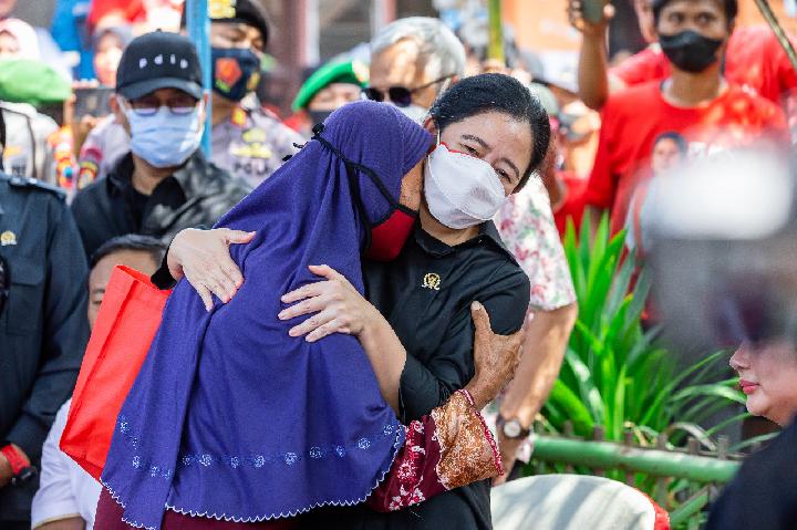 Peluk Tangis Haru Bu Rohini ke Puan yang Fasilitasi Bedah Rumah: Saya Tak Kehujanan Lagi