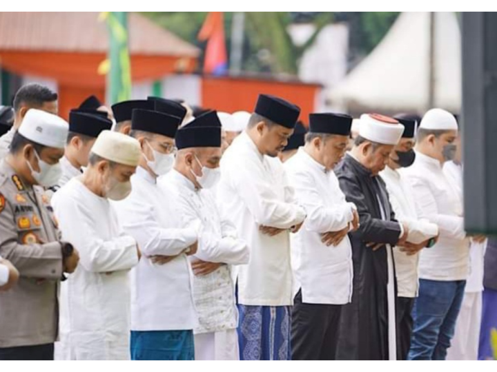 Edy Rahmayadi dan Bobby Nasution Salat Iduladha di Lapangan Gajah Mada Medan