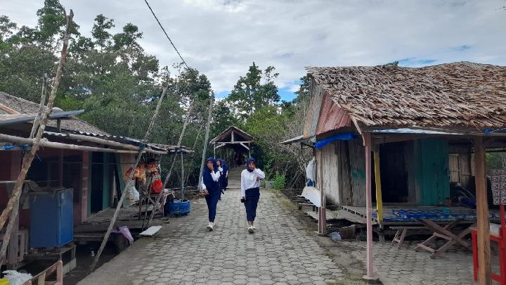 Mengaku Belum Belajar di Hari Pertama Sekolah, Pelajar di Mamuju Jalan-jalan ke Pantai