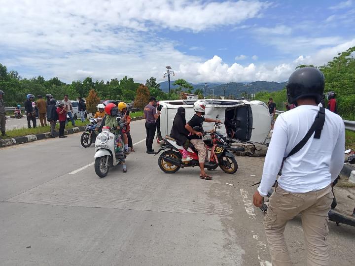 Mobil Avanza di Mamuju Terbang Keluar Jalur Tabrak Pemotor