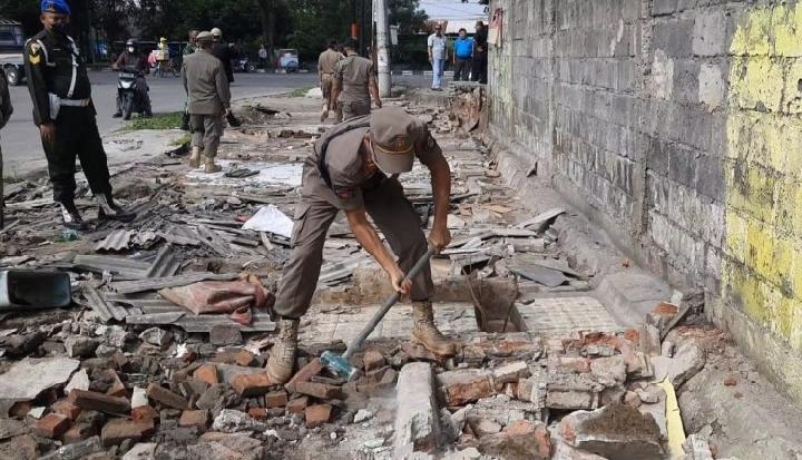 Satpol PP Kota Cirebon Bongkar Warung yang Diduga Sebagai Tempat Prostitusi