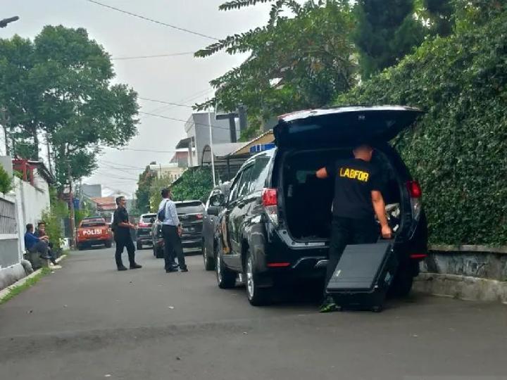 Polisi Bawa Koper ke Mobil Usai Periksa Kamar Peristiwa Berdarah Brigadir J