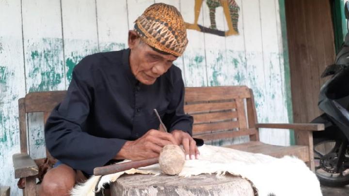 Ngatman, Dalang Sepuh Bertahan jadi Perajin Hiasan Dinding Wayang Kulit