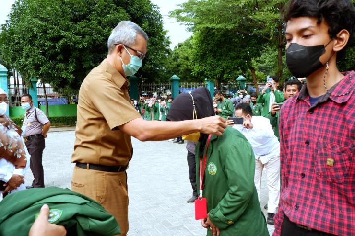 Sekda Kota Cirebon Minta Mahasiswa KKN Dapat Kembalikan Tradisi Mengaji dan Makmurkan Masjid