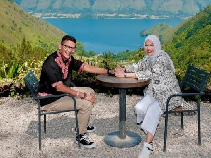 Menteri Sandiaga Pamer Romantis Bareng Istri di Jokowi Point The Kaldera Toba