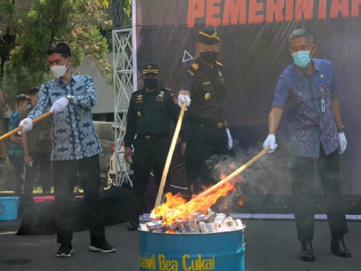 11,3 Juta Batang Rokok Ilegal Dimusnahkan