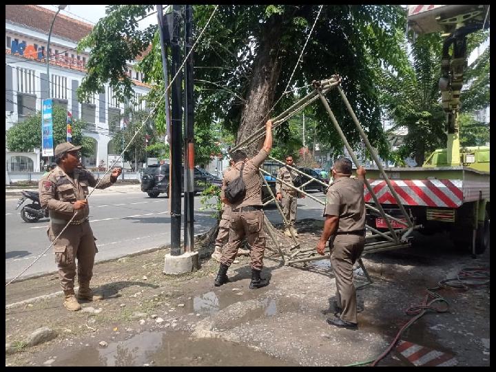 Penertiban Reklame Menyalahi Aturan Berlanjut, Kini di Kawasan Medan Timur