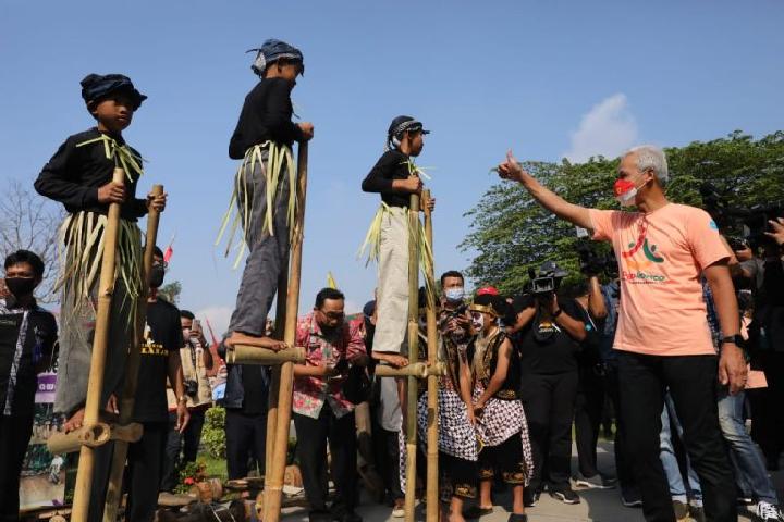 Naik Egrang, Bocah di Banyumas Ini Minta Hadiah Buku pada Ganjar