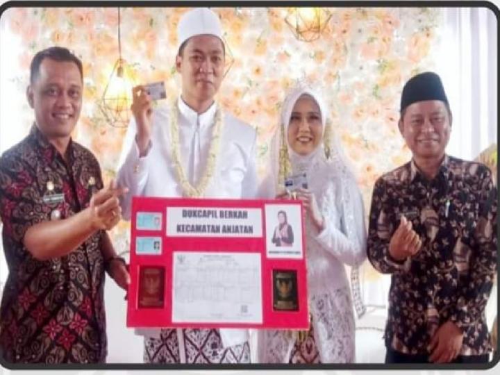 Pengantin Baru di Indramayu Dapat Hadiah KTP dan KK dari Bupati Nina Agustina