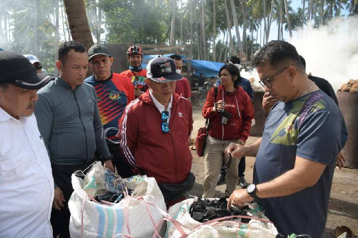 Tinjau Pembakaran Tempurung Kelapa di Polman, Akmal: Bisa Bernilai Ekonomis Tinggi