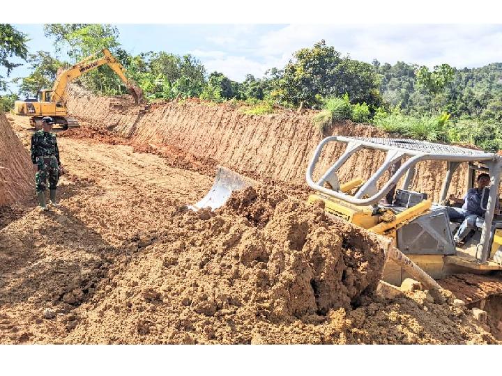 Belah Gunung, TMMD Kodim 0110 Abdya Berjuang Hubungkan Dua Desa