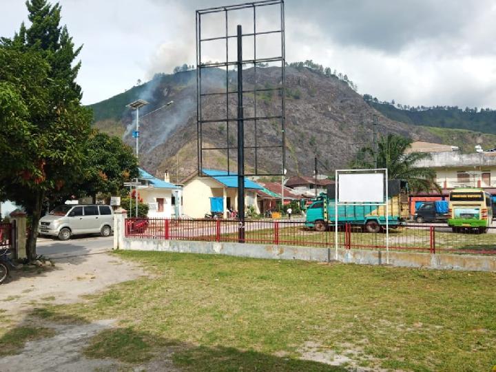 Perbukitan Haranggaol di Simalungun Kawasan Danau Toba Terbakar