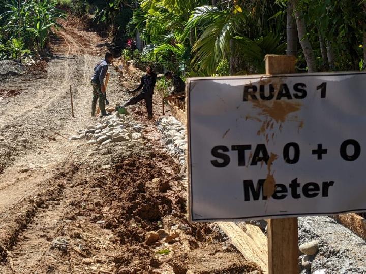 Personel TNI Kodim 0110 Abdya Bantu Warga dengan Membuka Akses Jalan Baru