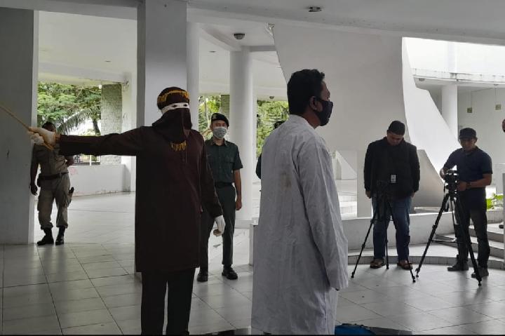 Terbukti Melanggar Qanun Aceh, Tiga Penjudi Online di Nagan Raya Dihukum Cambuk 