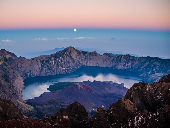 Rayakan 17 Agustus 2022, Kibarkan Bendera Merah Putih di Lima Gunung Ini