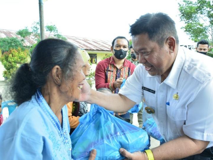 4.500 Paket Sembako Disalurkan ke Warga Tak Mampu di Dairi