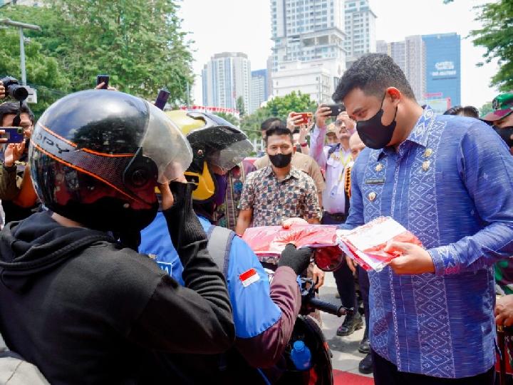 Warga Medan, Kibarkan Bendera Merah Putih Sebulan Penuh