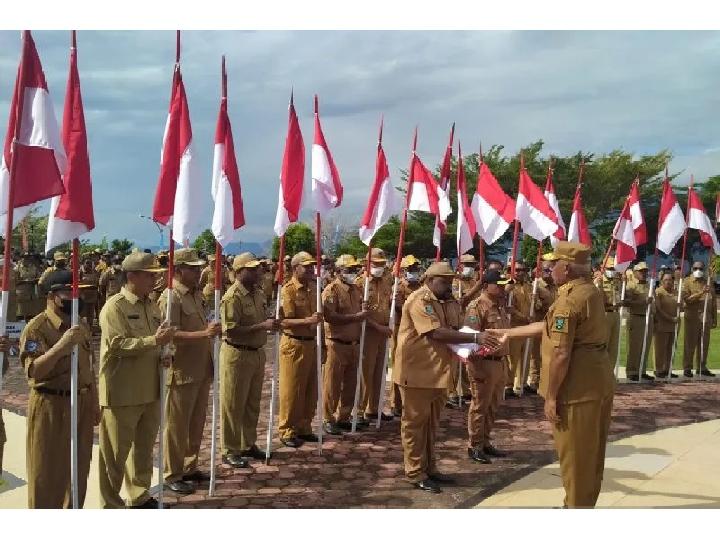 Paulus Waterpauw Pimpin Gerakan Pembagian 10 Juta Bendera Merah Putih di Papua Barat