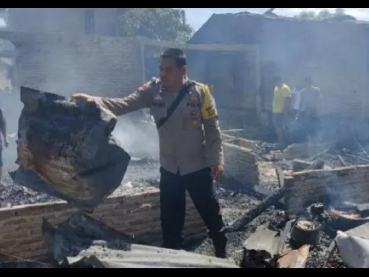 Ditinggal Pemiliknya ke Ladang, Lima Rumah di Labusel Dimakan Api