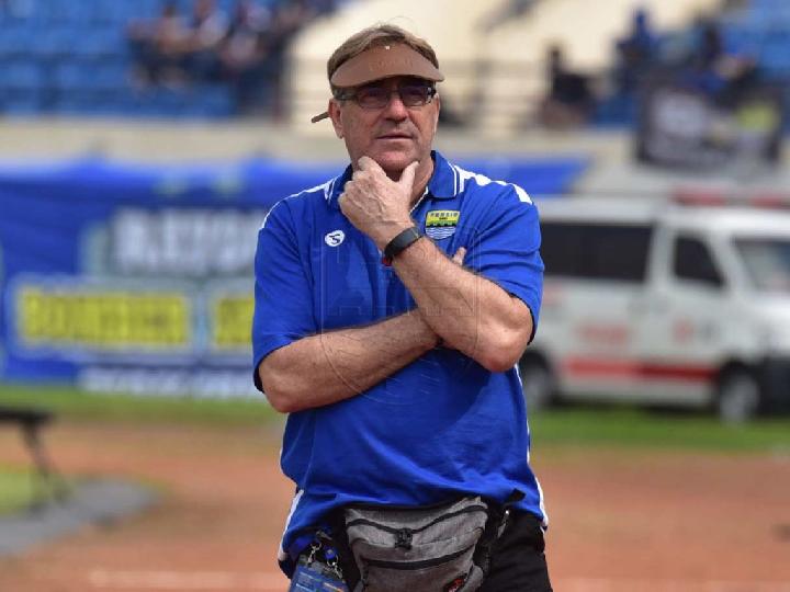 Tak Pernah Menang di Tiga Laga, Robert Alberts Mundur dari Kursi Pelatih Persib Bandung