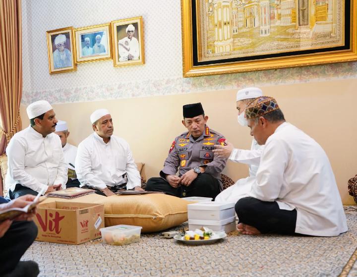 Takziah ke Rumah Duka Habib Zen Bin Umar, Kapolri: Beliau Saya Anggap Ayah Sendiri