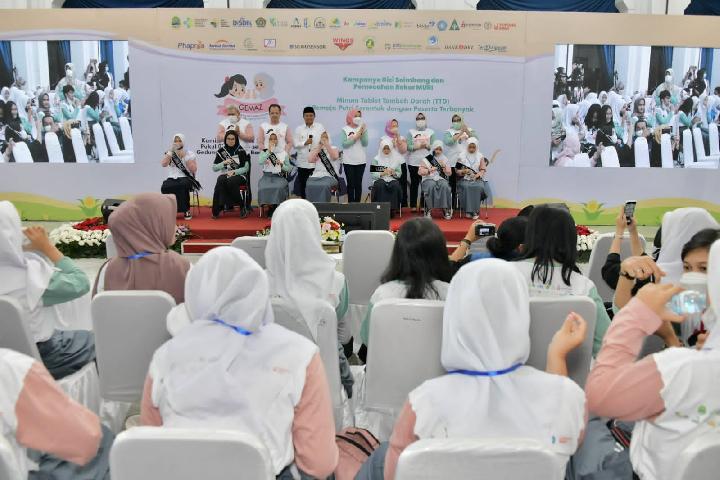 Rekor Muri, 1,3 Juta Siswi se-Jabar Serentak Minum Tablet Tambah Darah