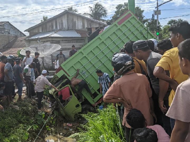 Kecelakaan Tunggal di Abdya, Sopir Terjepit Colt Diesel